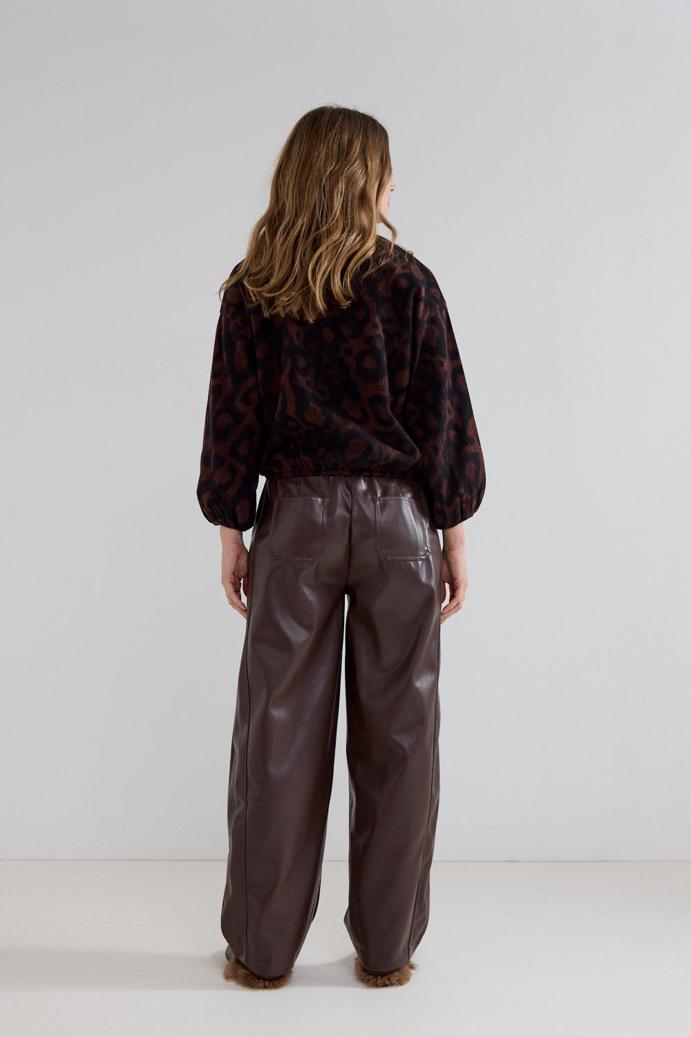Tramontana- Top Shadow Dots Sweater in Black Brown Print