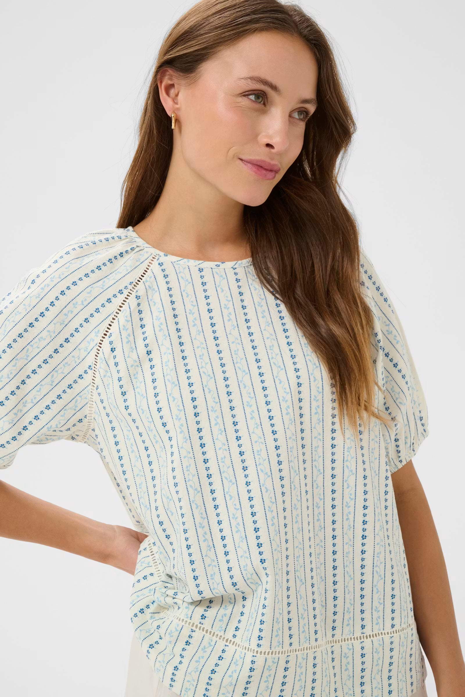 Saint Tropez- Raja Blouse in Ice Vallarta Flower Stripes