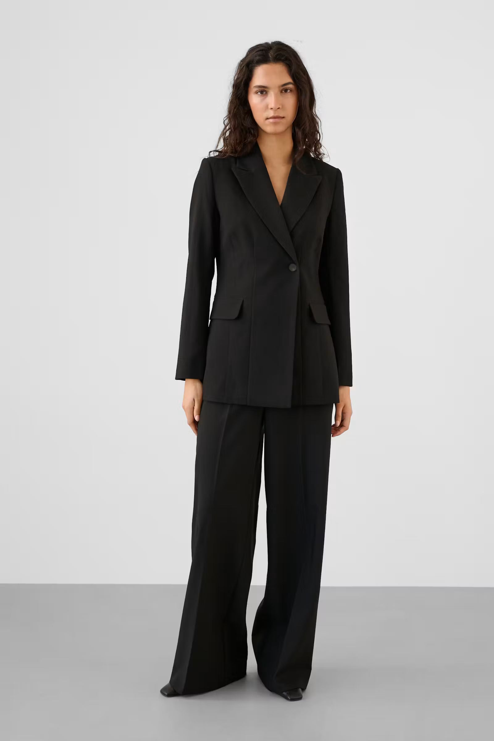Soaked In Luxury- Corinne Fitted Blazer in Black