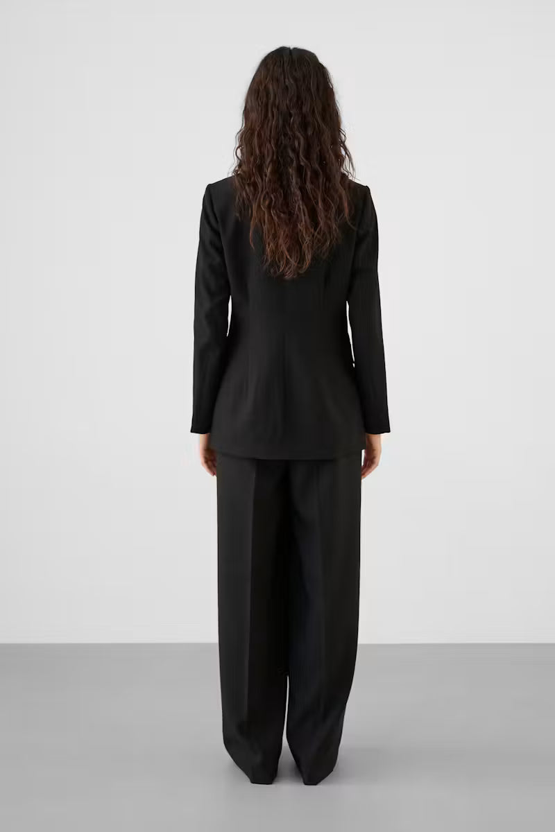 Soaked In Luxury- Corinne Fitted Blazer in Black