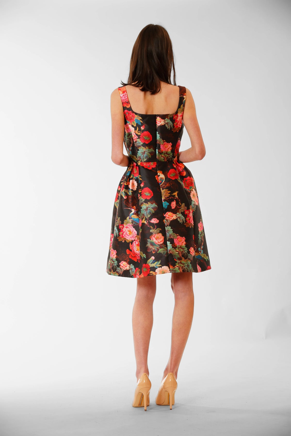 Julia Jordan- Sleeveless Scoop Mini Dress in Black Multi