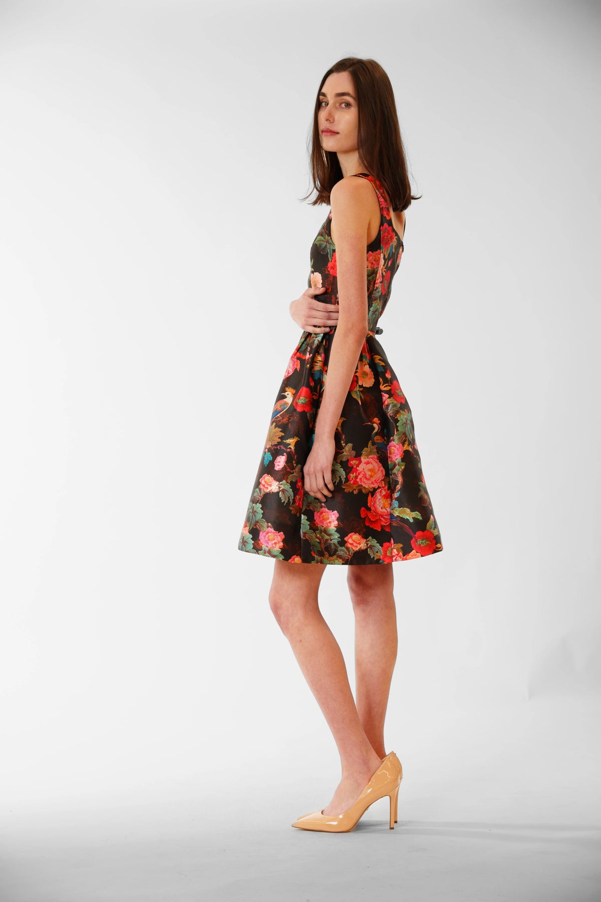 Julia Jordan- Sleeveless Scoop Mini Dress in Black Multi
