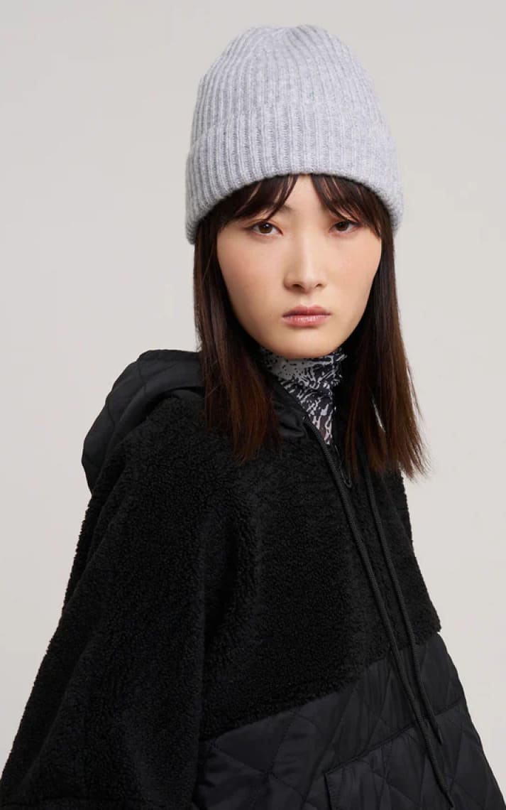 Echo - Basic Cardigan Stitch Beanie in Silver - Cold