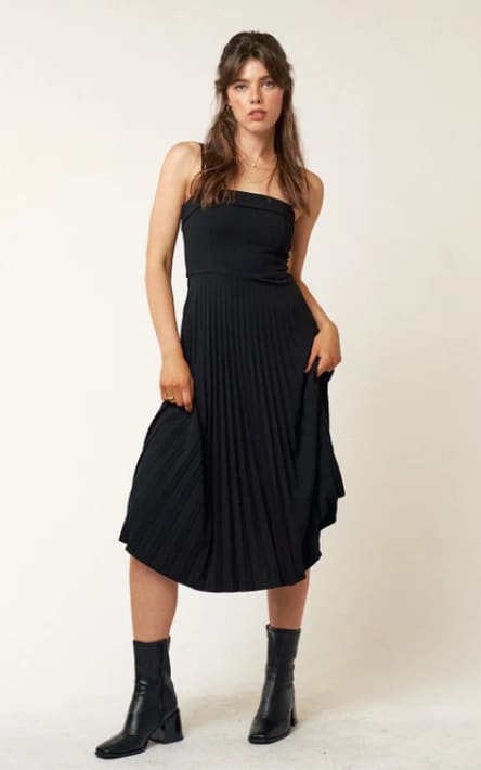 Sleeveless pleated dress